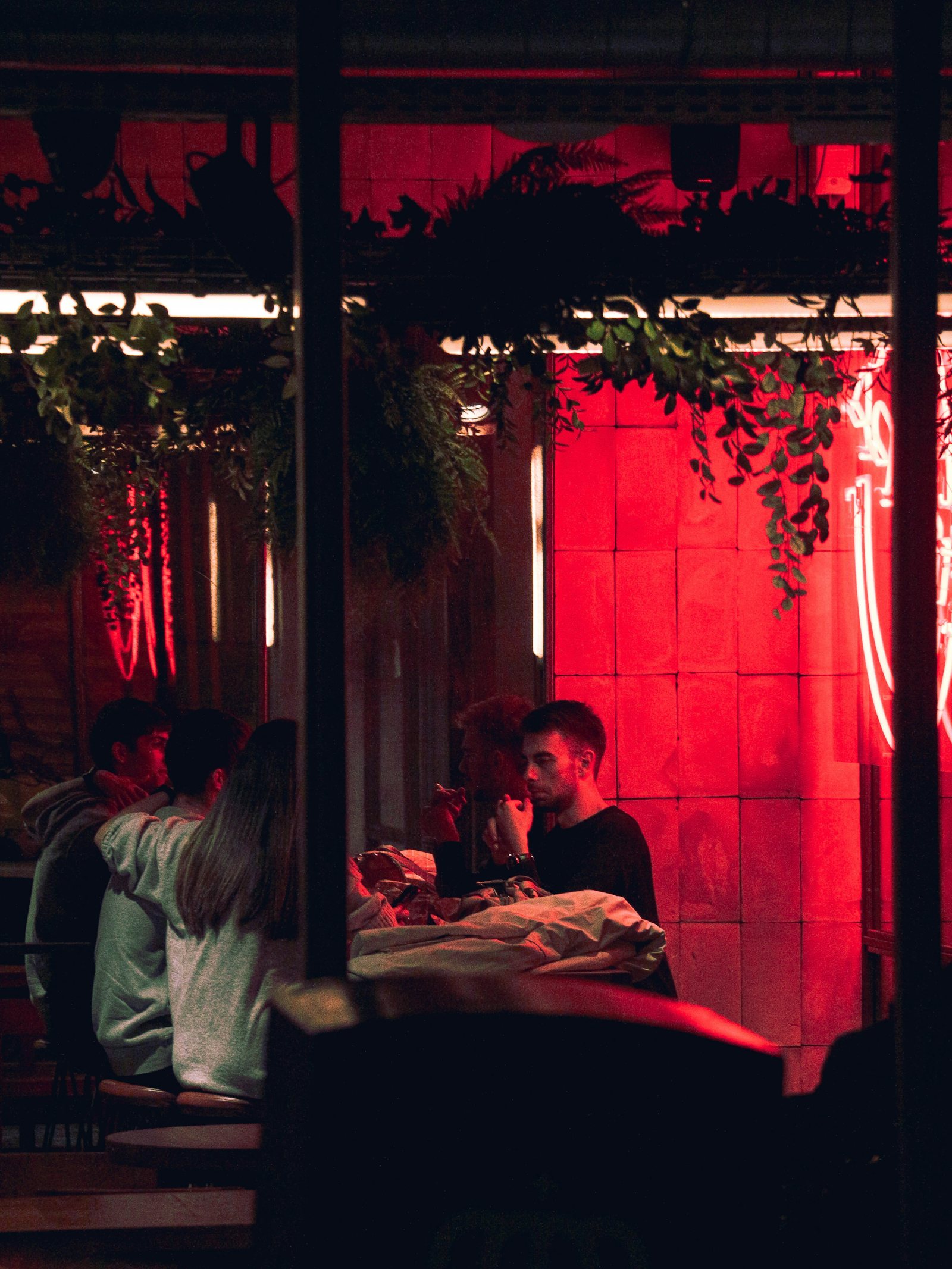 Gece açık, neon ışıklı bir mekan